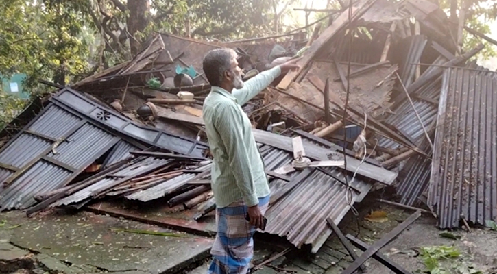 হাজীগঞ্জে ৫ মিনিটের কালবৈশাখী ঝড়ে ২০ বসতঘর বিধ্বস্ত